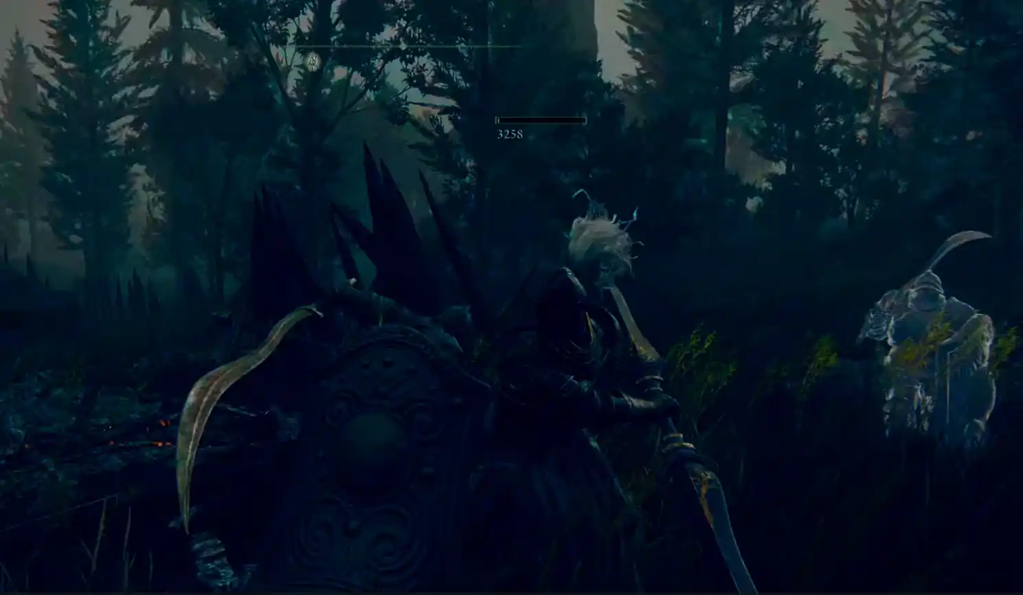 Vista frontal del Dragón de Llama Espectral sobrevolando la arena de combate.