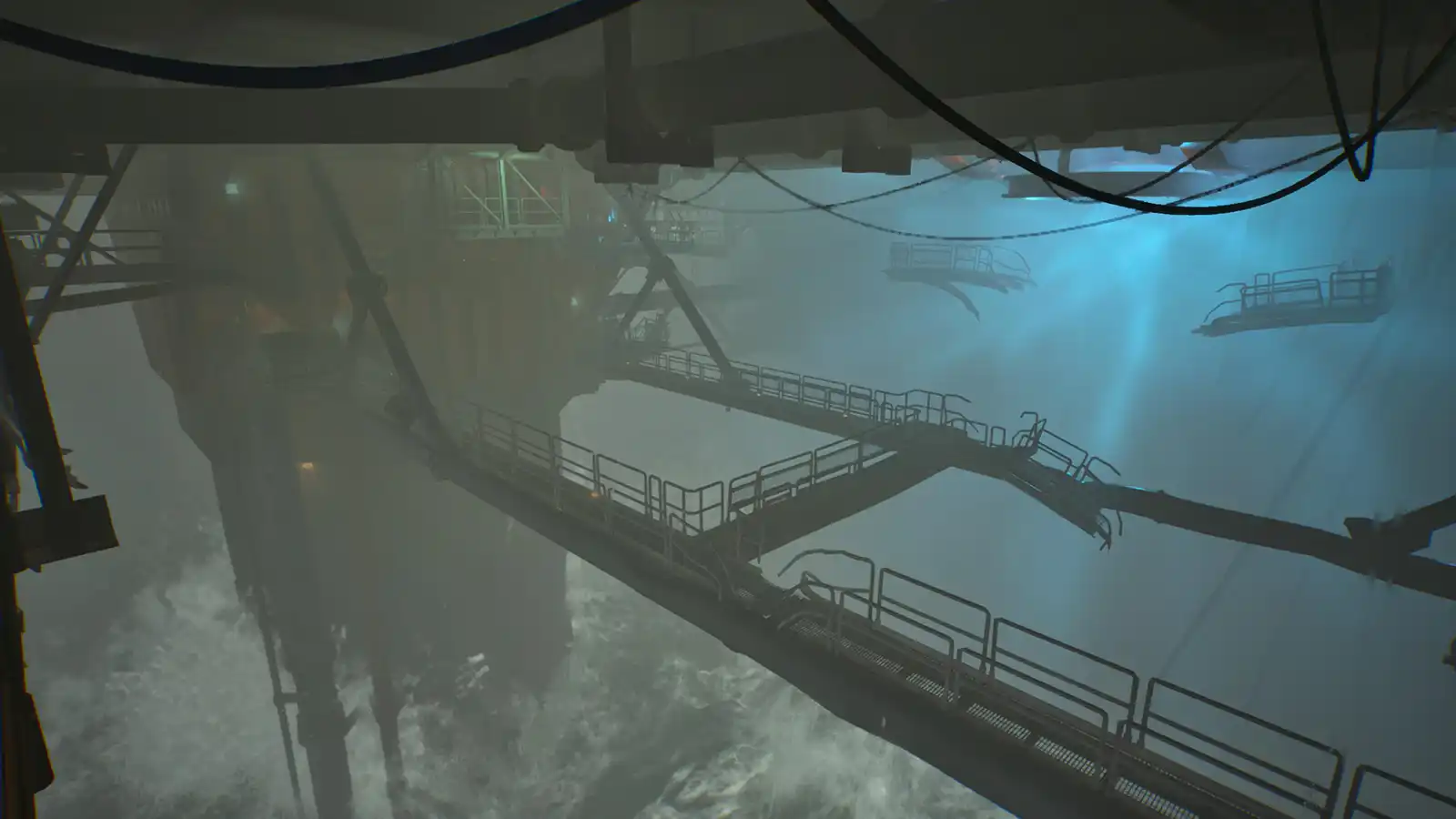 Caz McLeary explorando un pasillo inundado de la Plataforma Beira D.